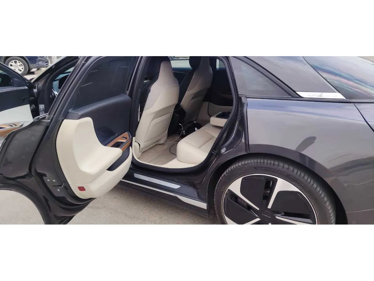 Car image 14