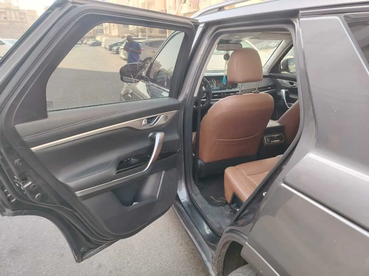 Car image 18