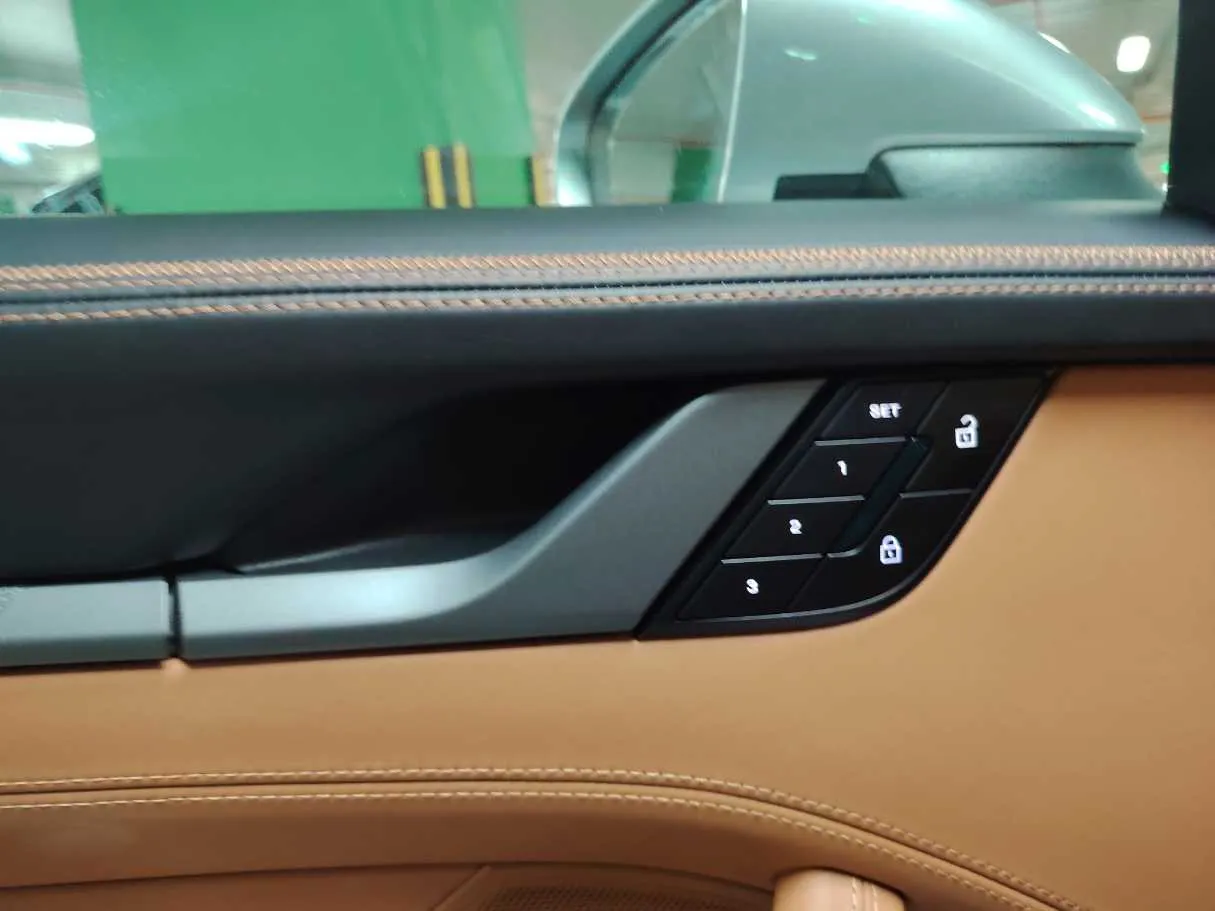 Car image 28