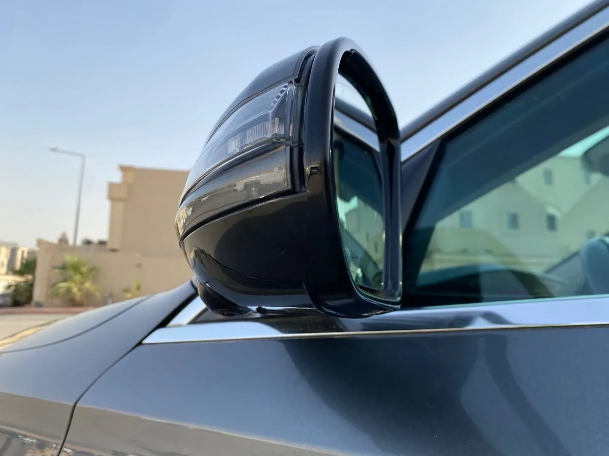 Car image 30