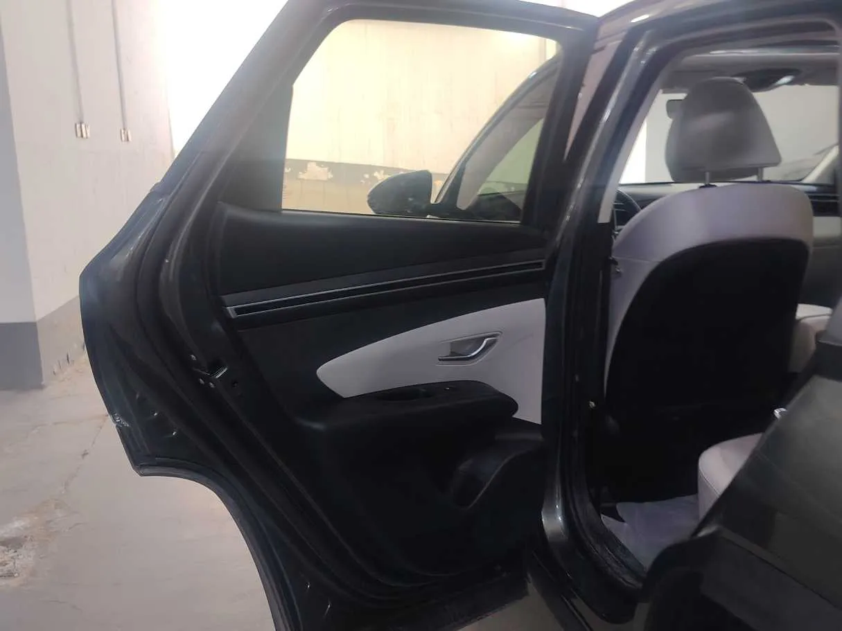 Car image 12
