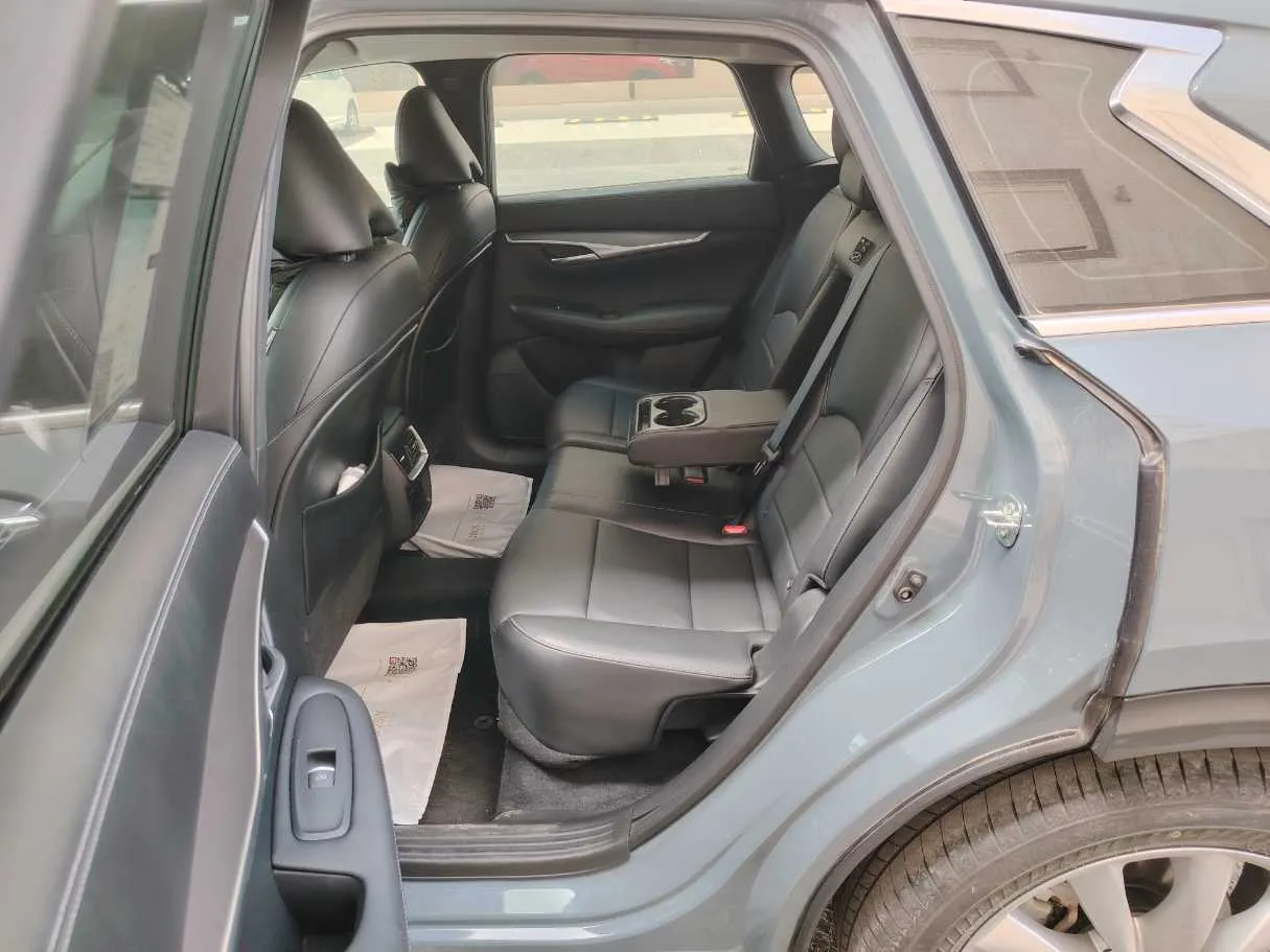 Car image 14
