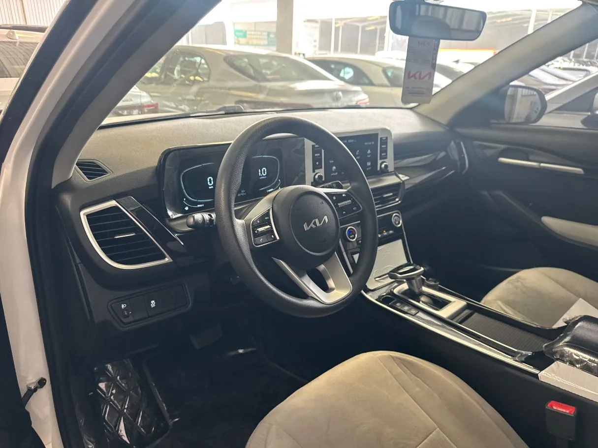 Car image 12