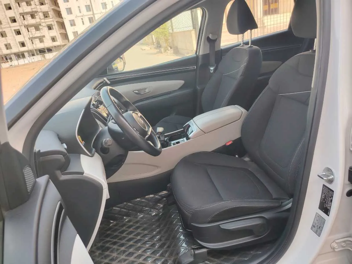 Car image 12
