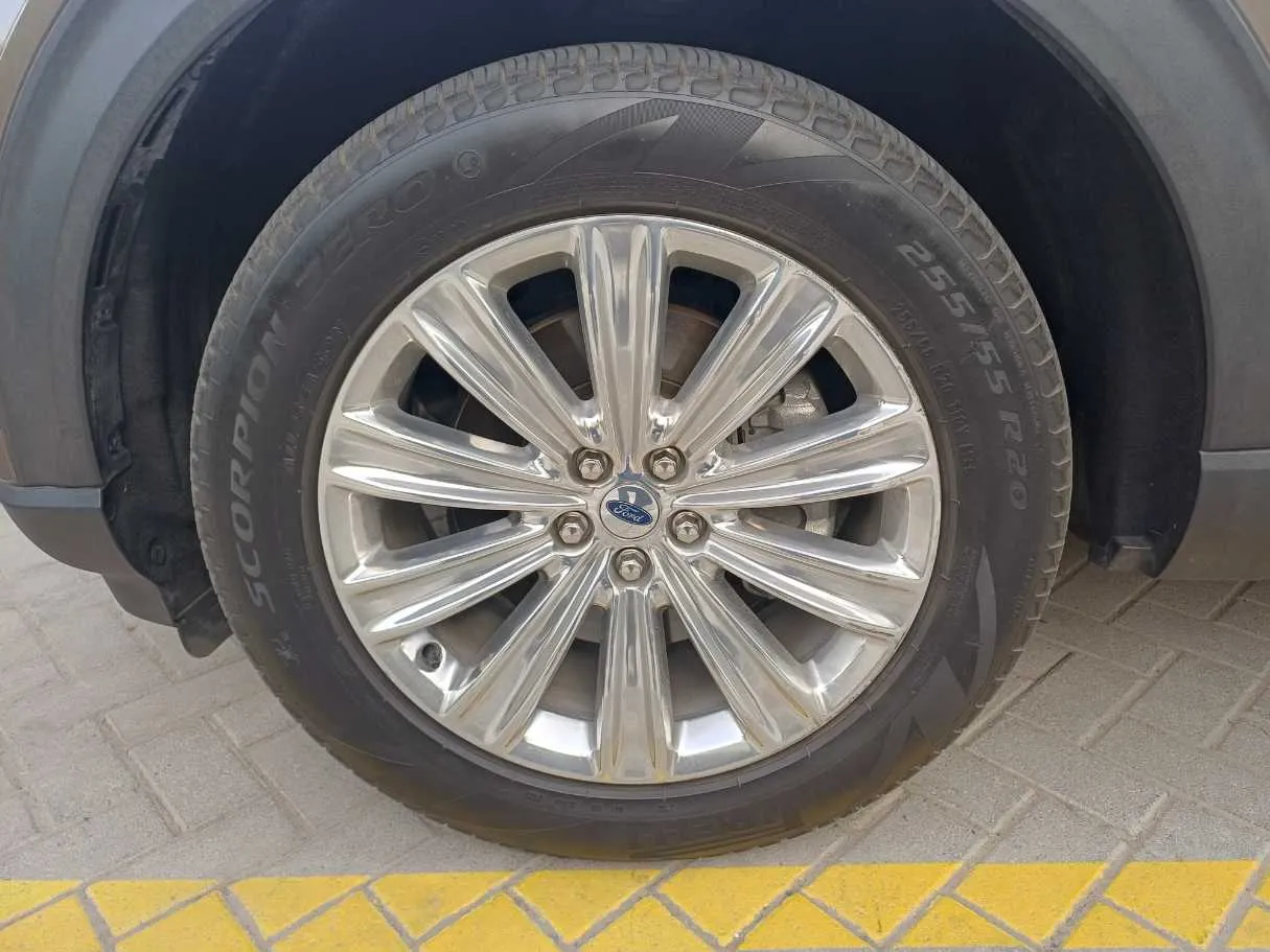 Car image 9
