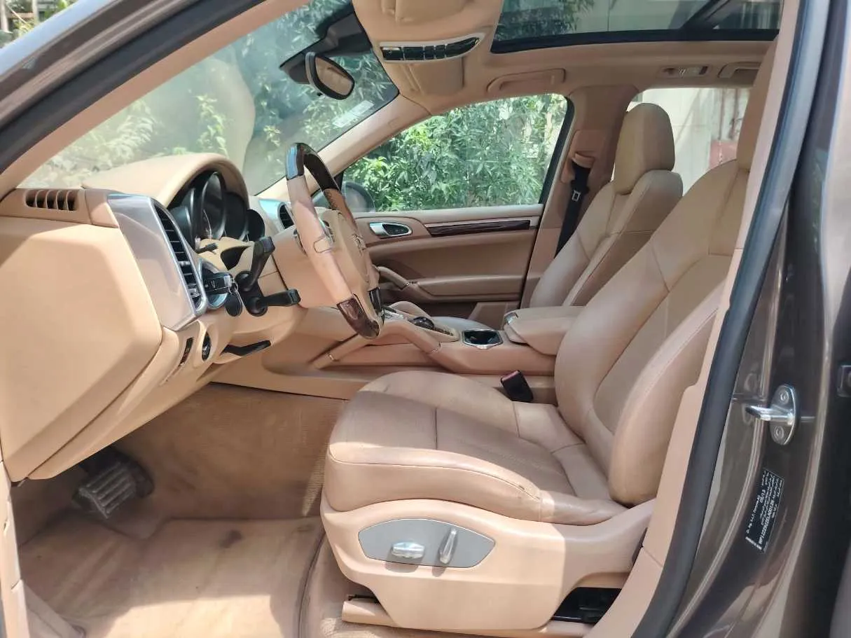 Car image 13