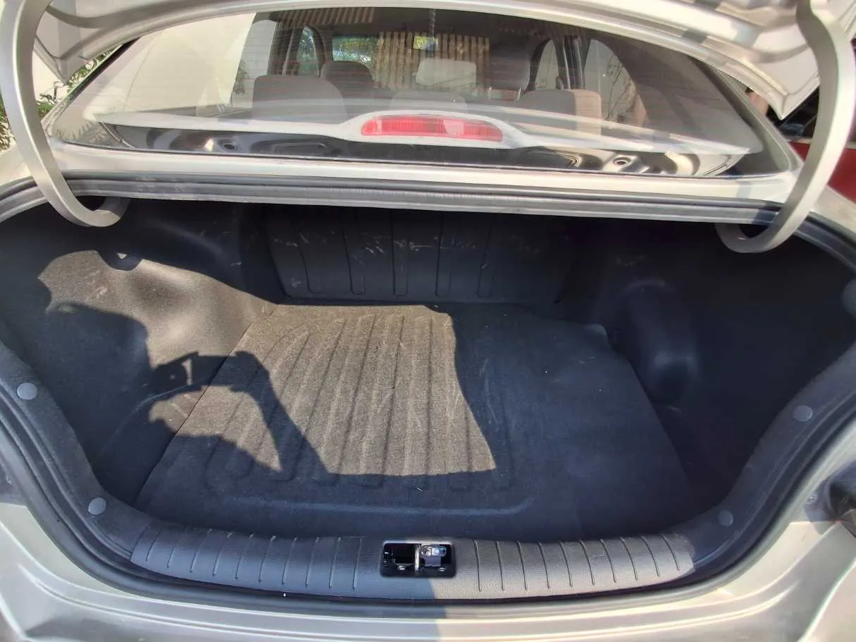 Car image 19