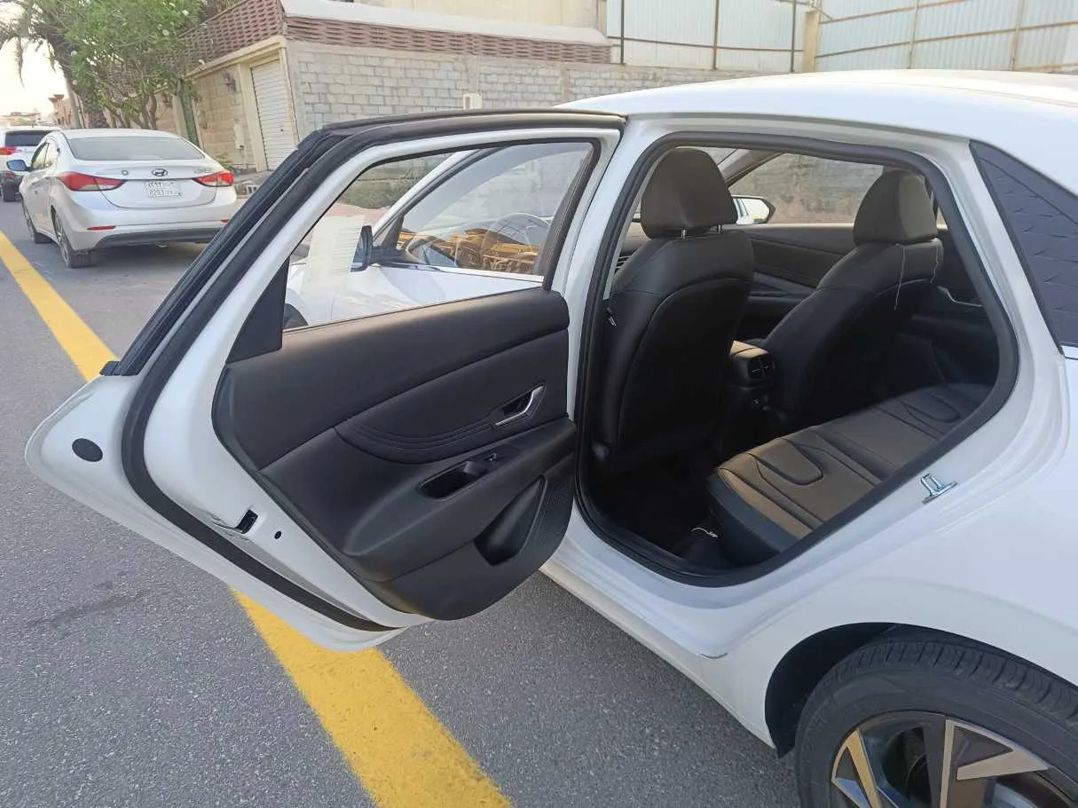 Car image 17
