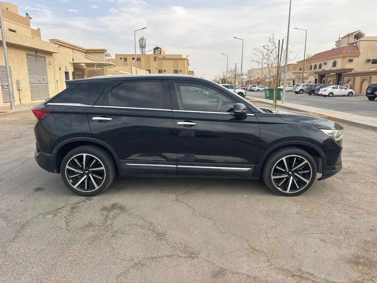 Car image 4