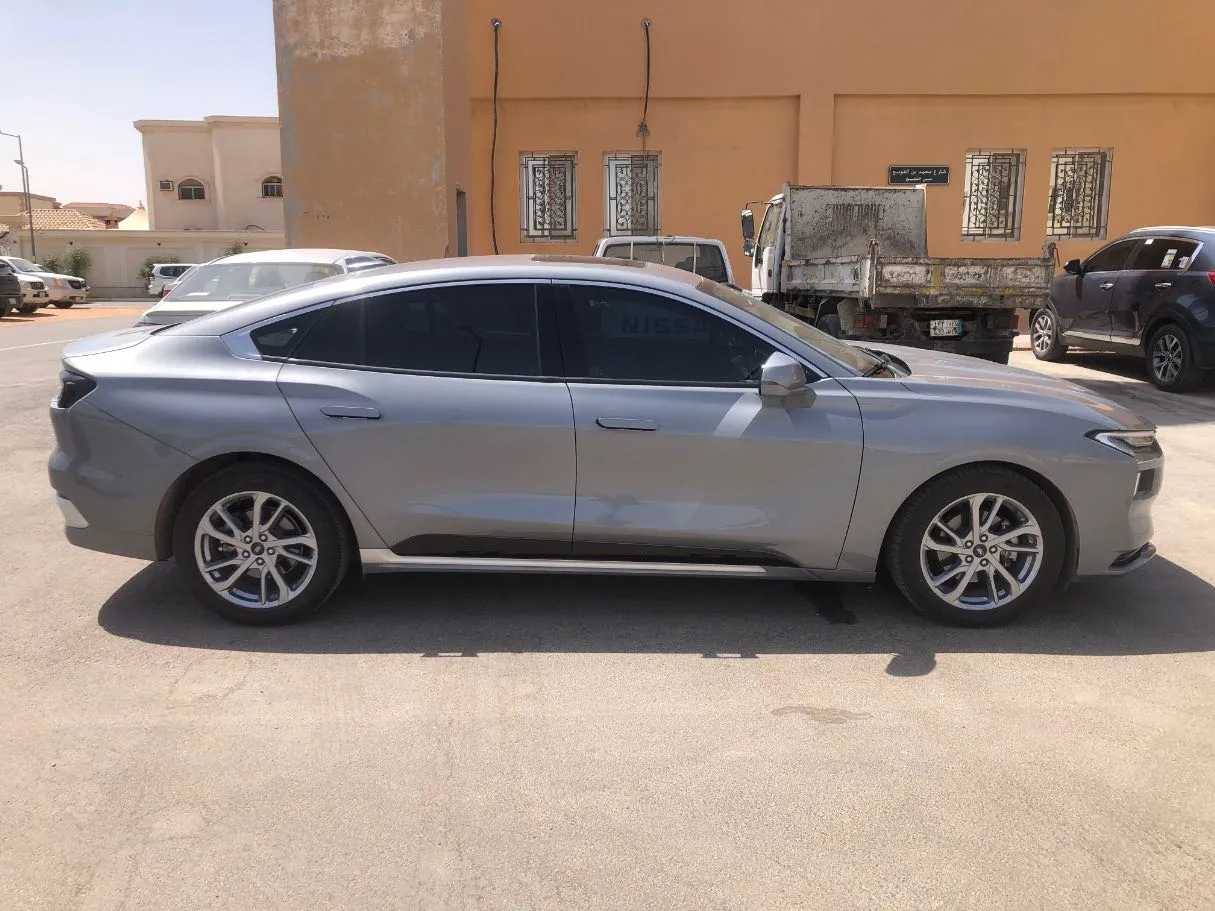 Car image 4