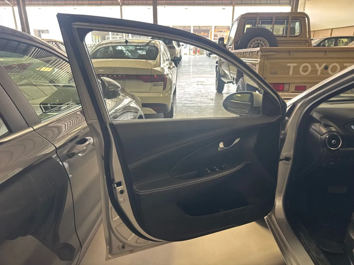 Car image 7