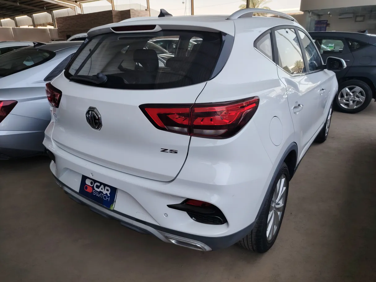 Car image 5