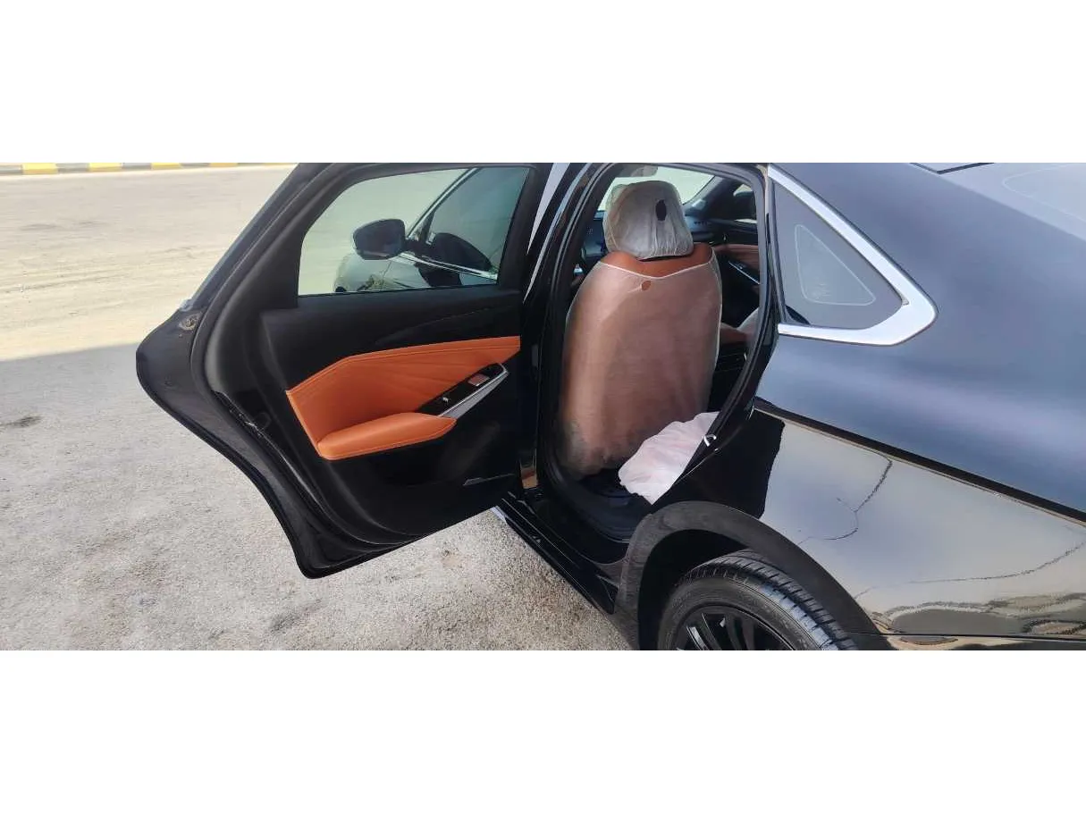Car image 14