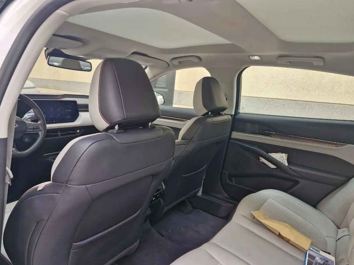 Car image 13