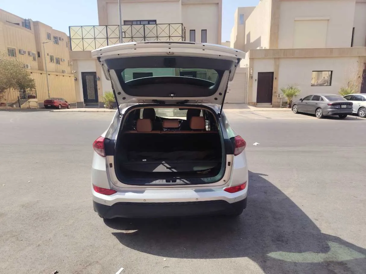 Car image 25