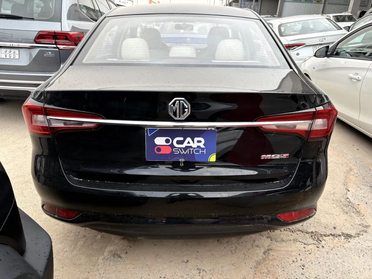 Car image 4