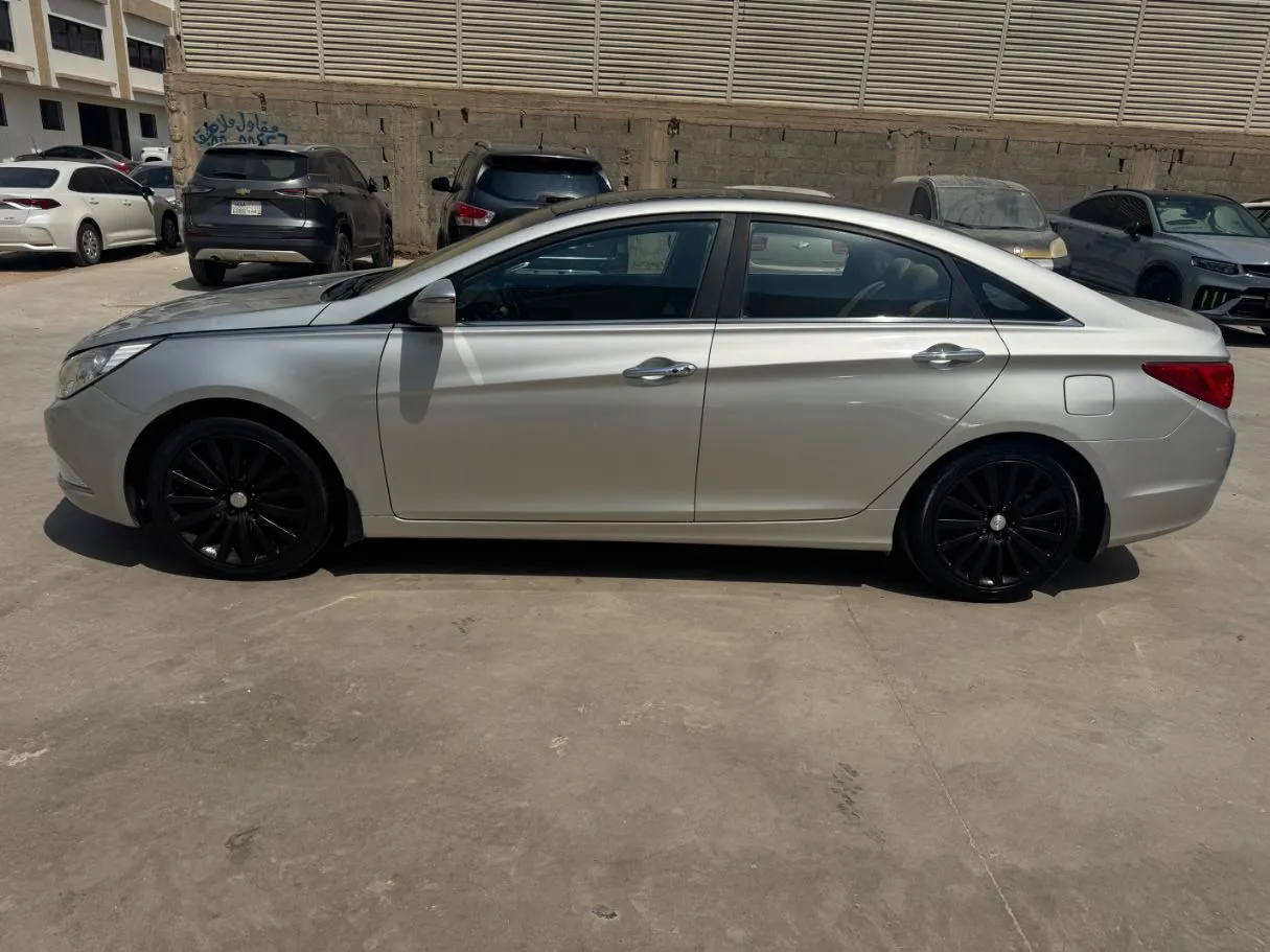 Car image 8