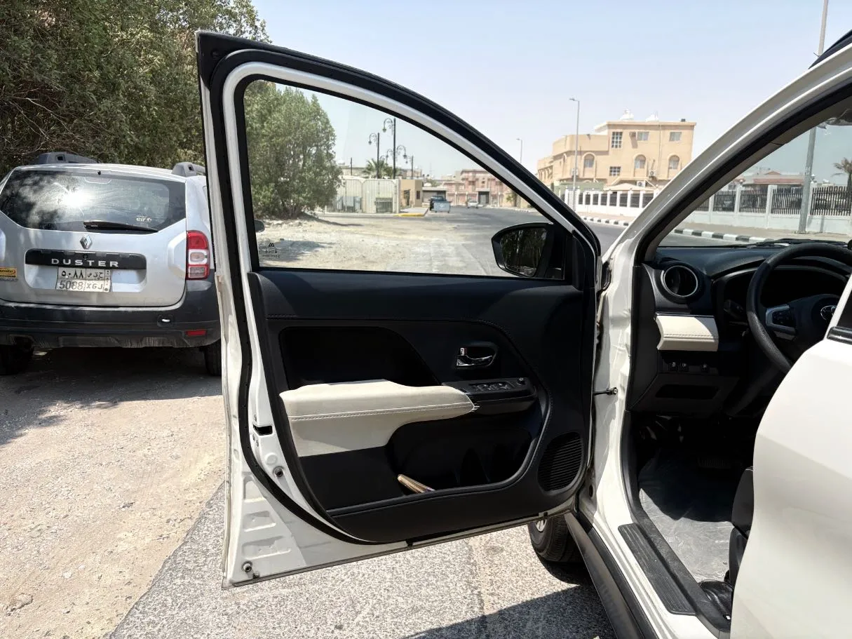 Car image 10