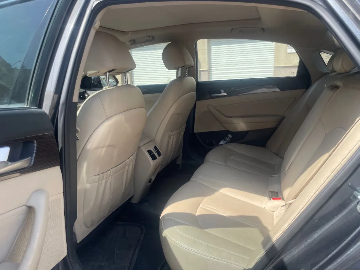 Car image 16