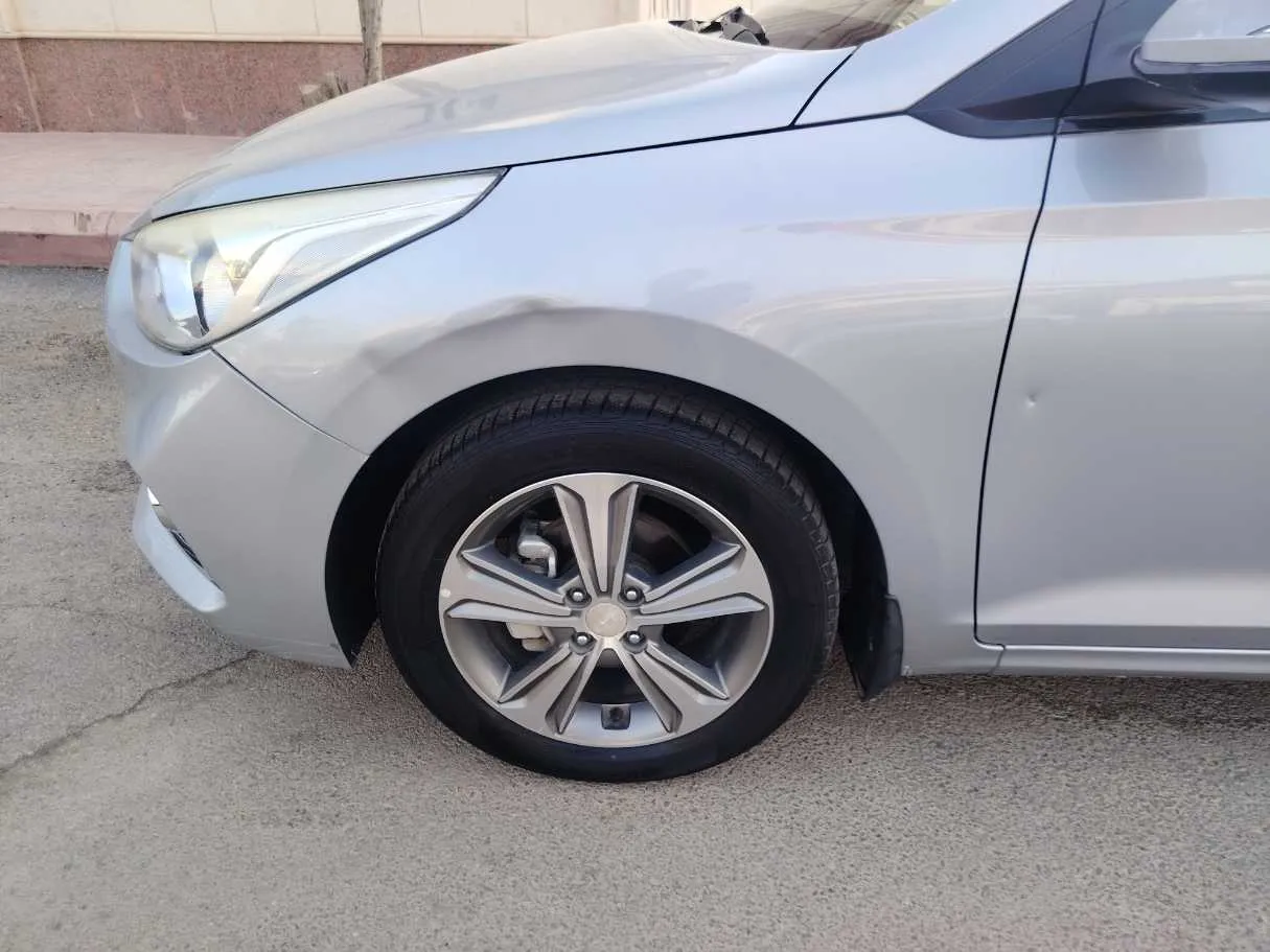 Car image 9