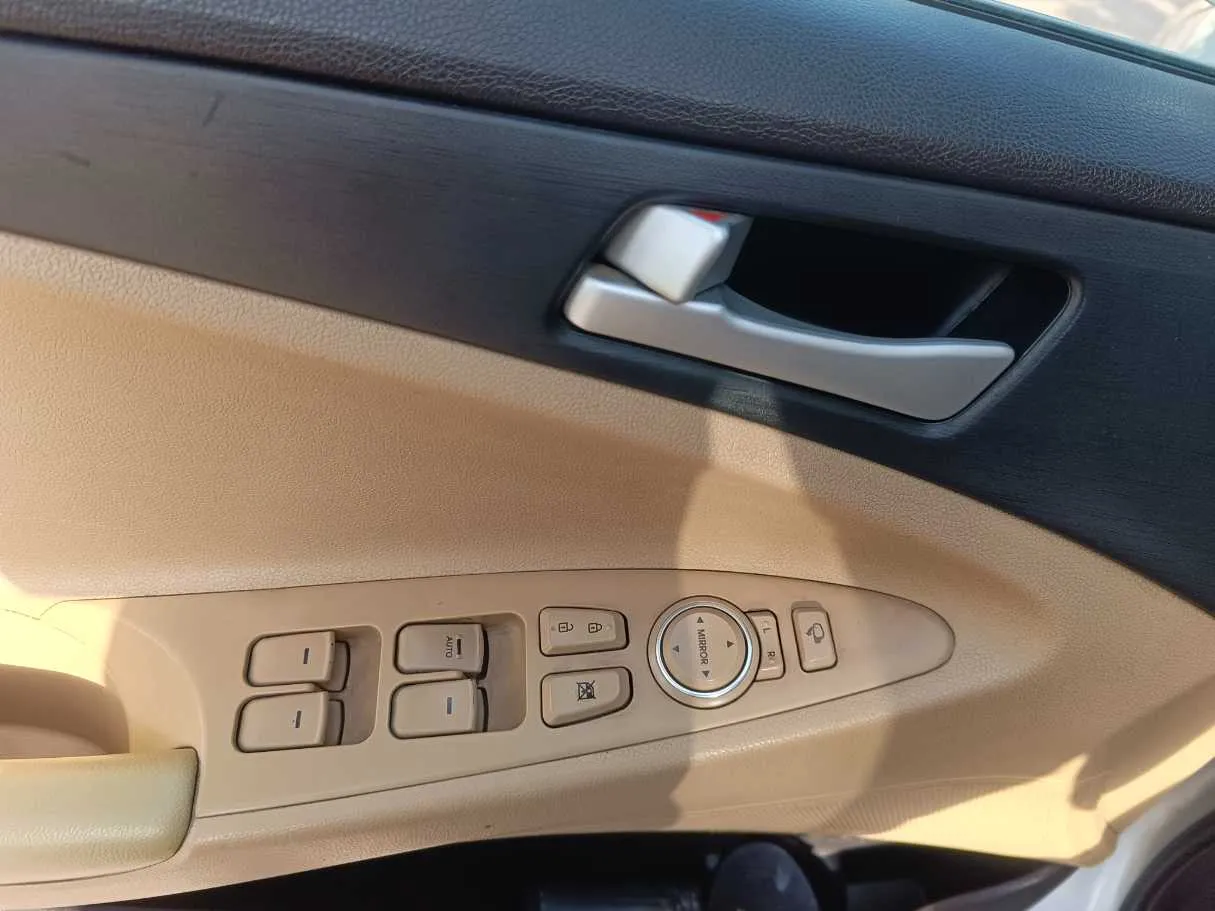 Car image 27