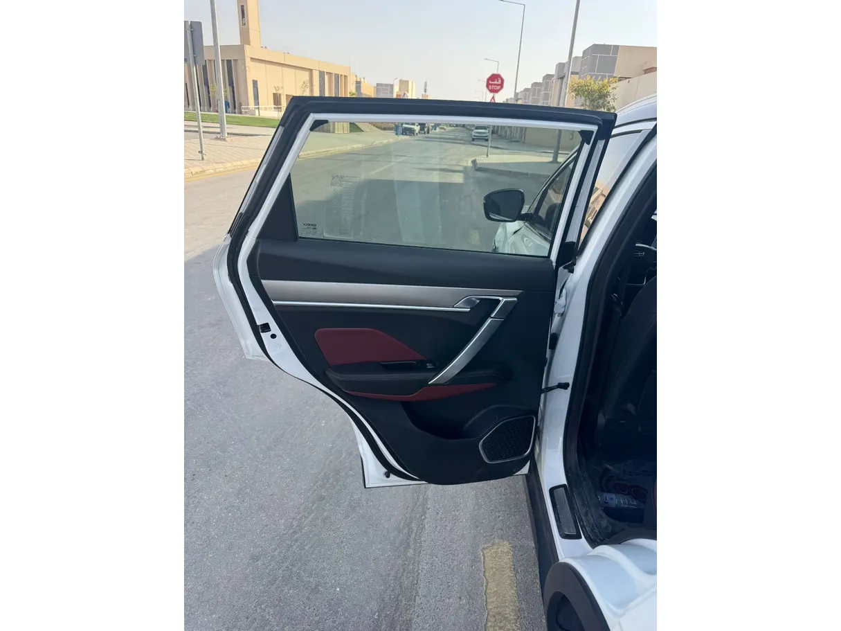 Car image 12