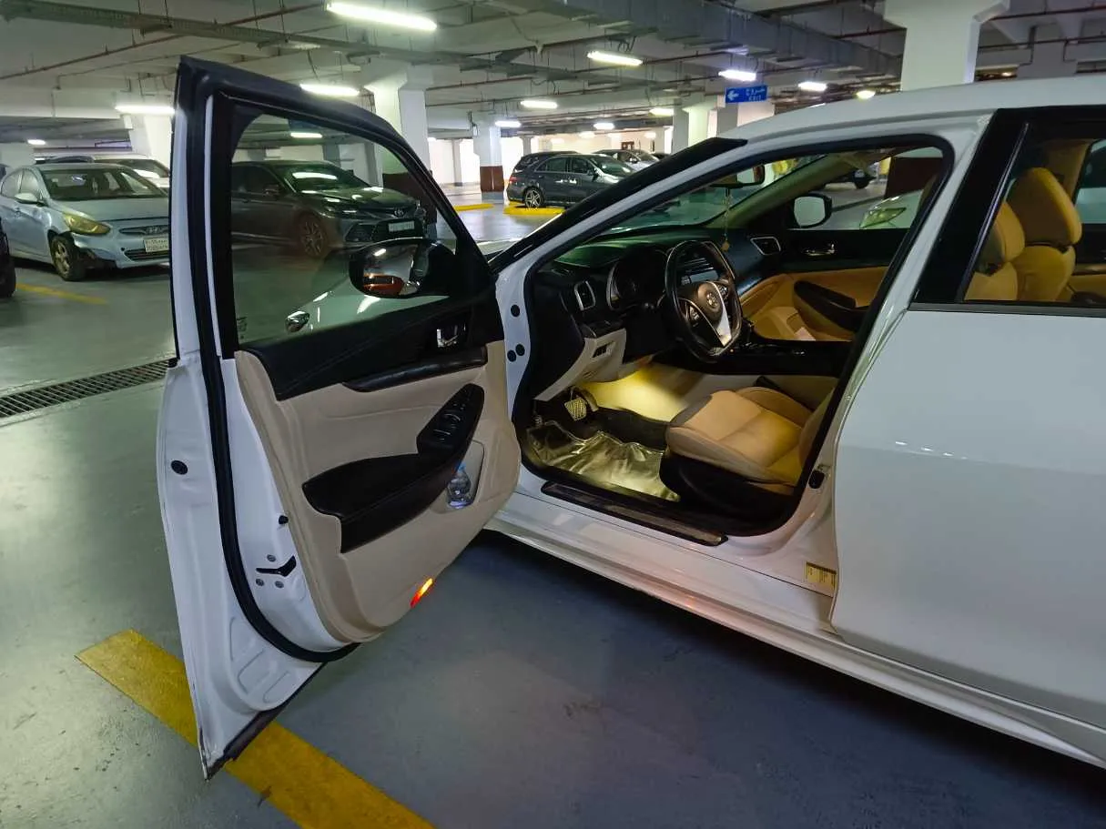 Car image 12