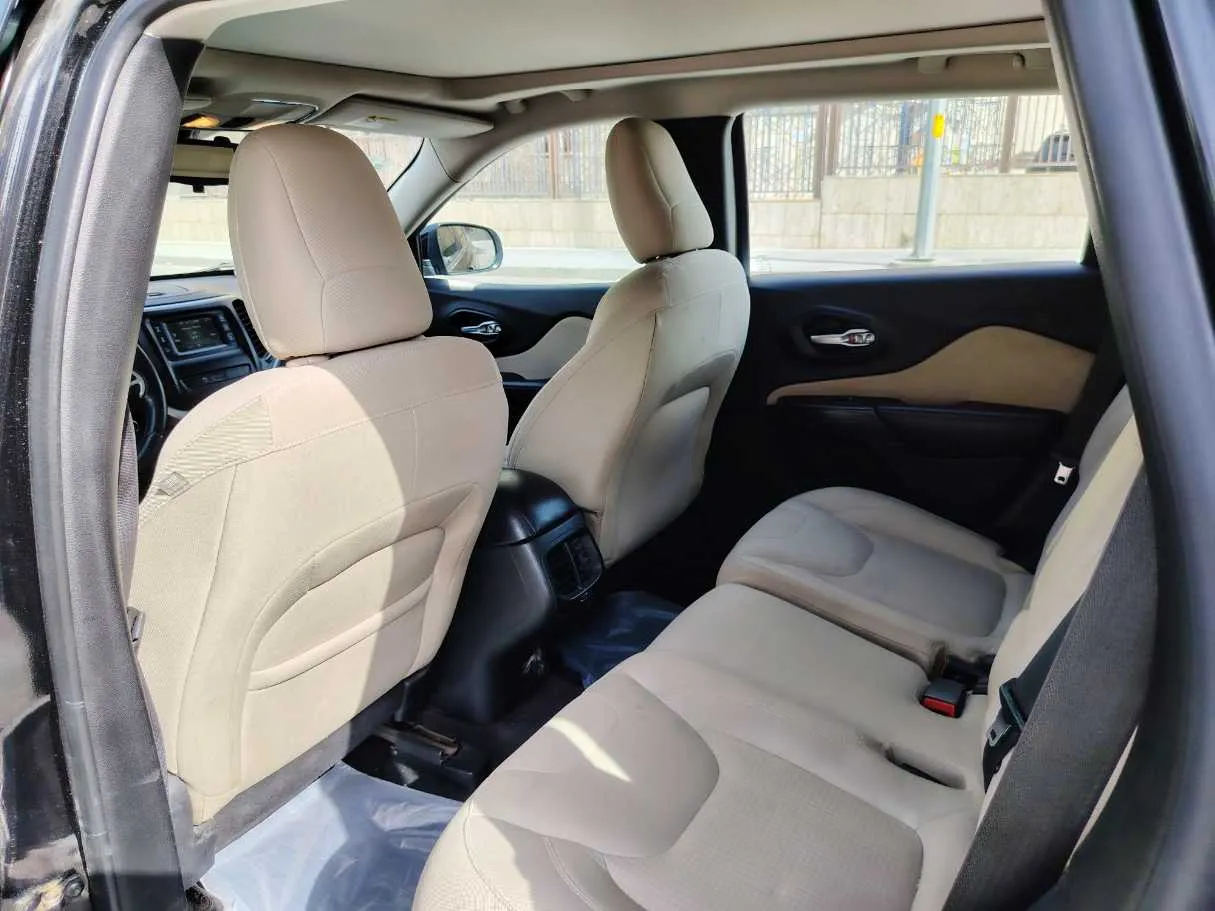 Car image 14