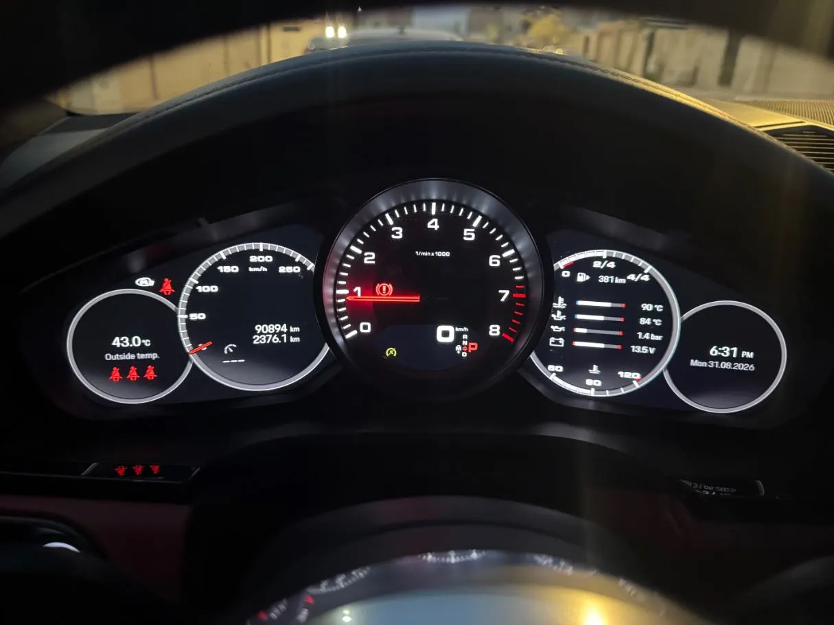 Car image 19
