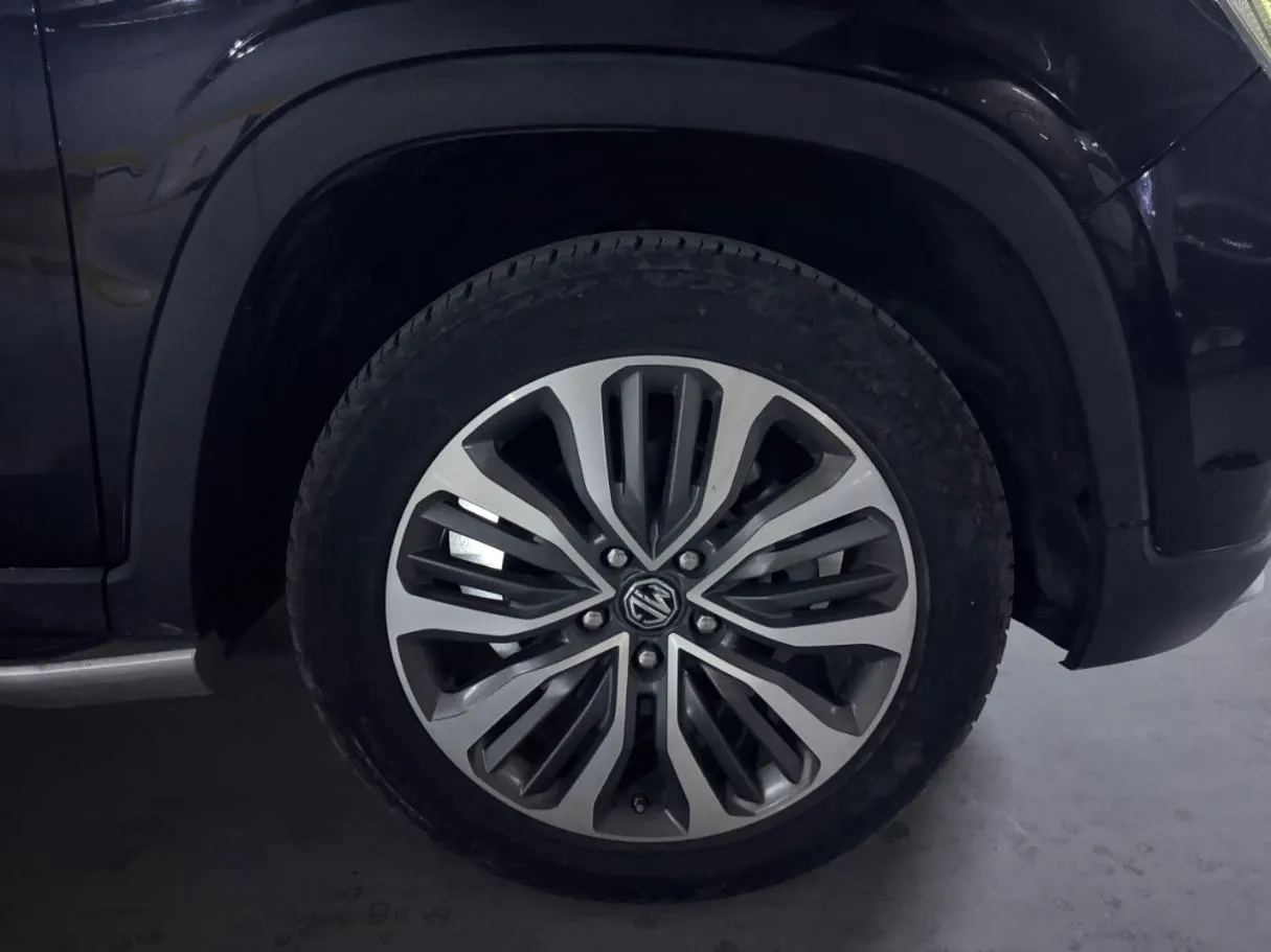 Car image 9