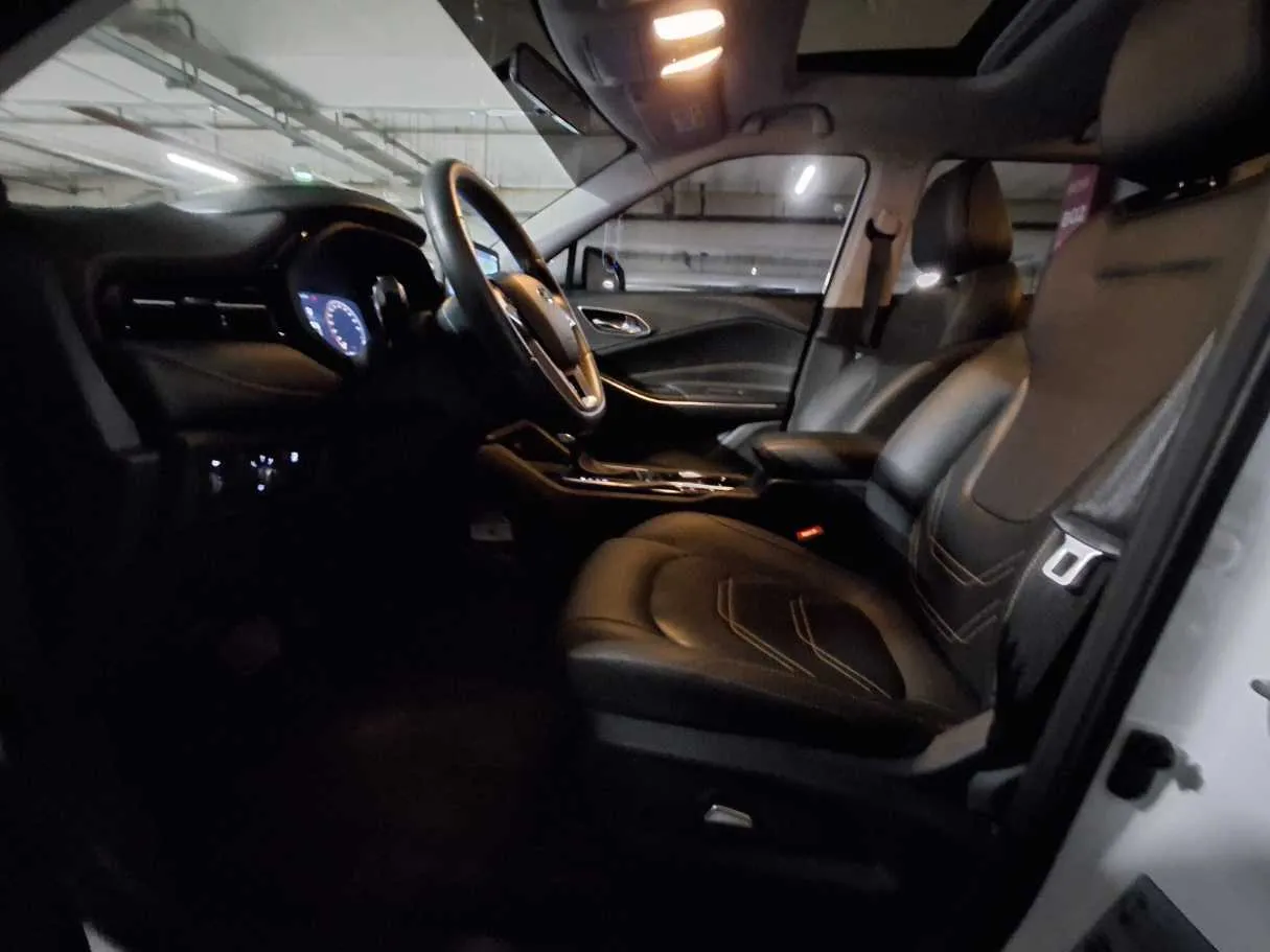 Car image 9