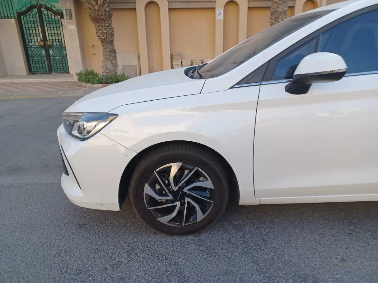 Car image 9