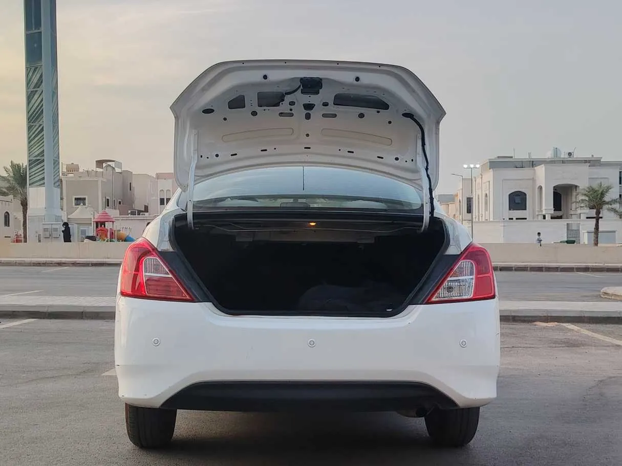 Car image 26