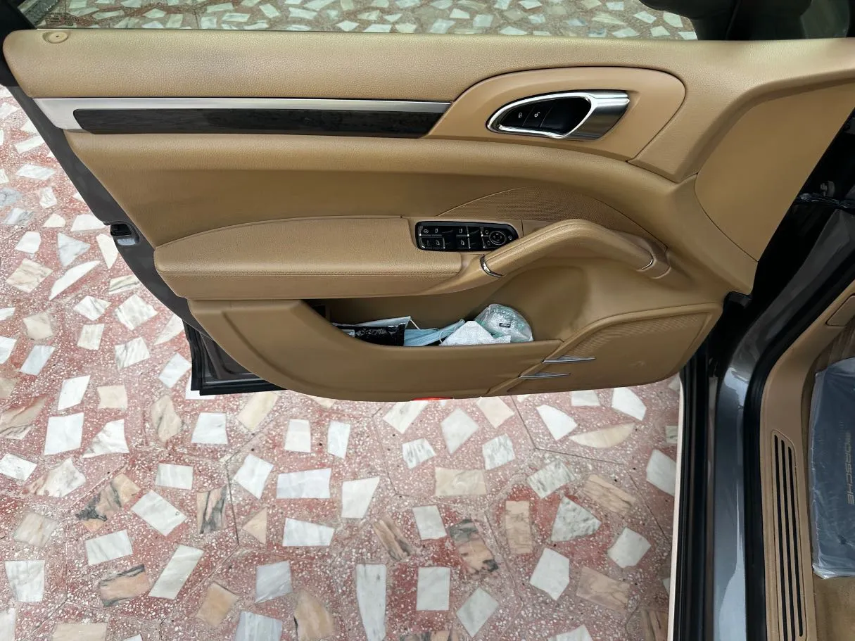 Car image 10