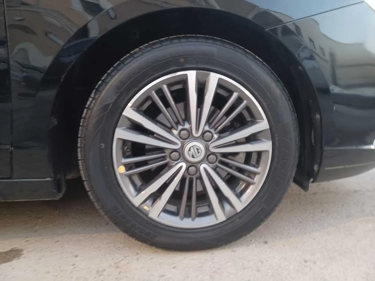 Car image 9