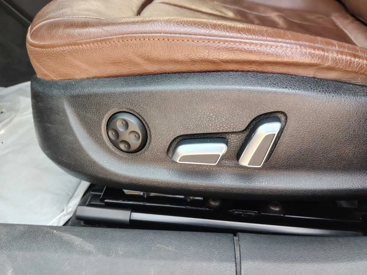 Car image 30