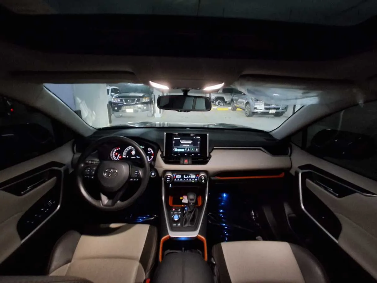 Car image 11