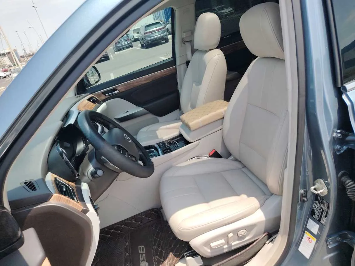Car image 12