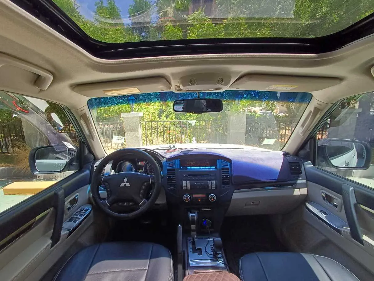 Car image 14