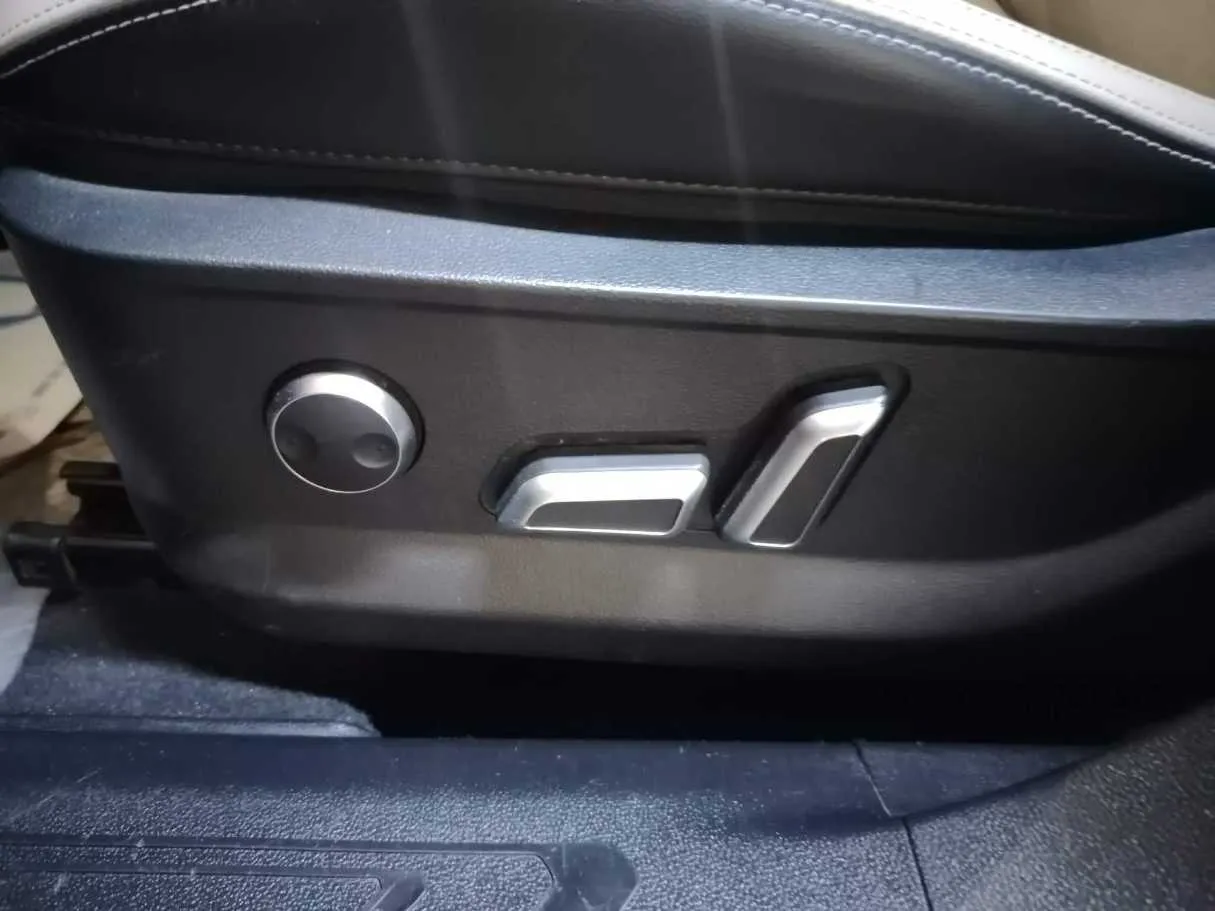 Car image 42
