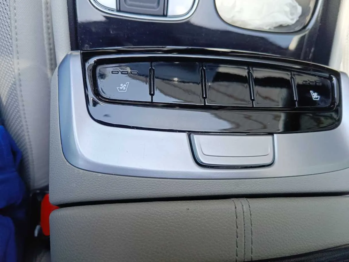 Car image 28
