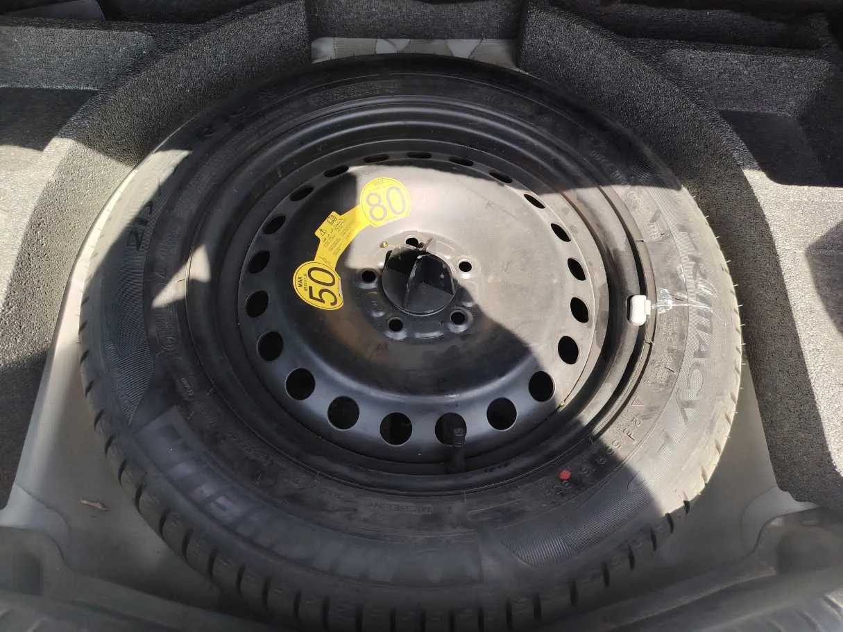 Car image 30