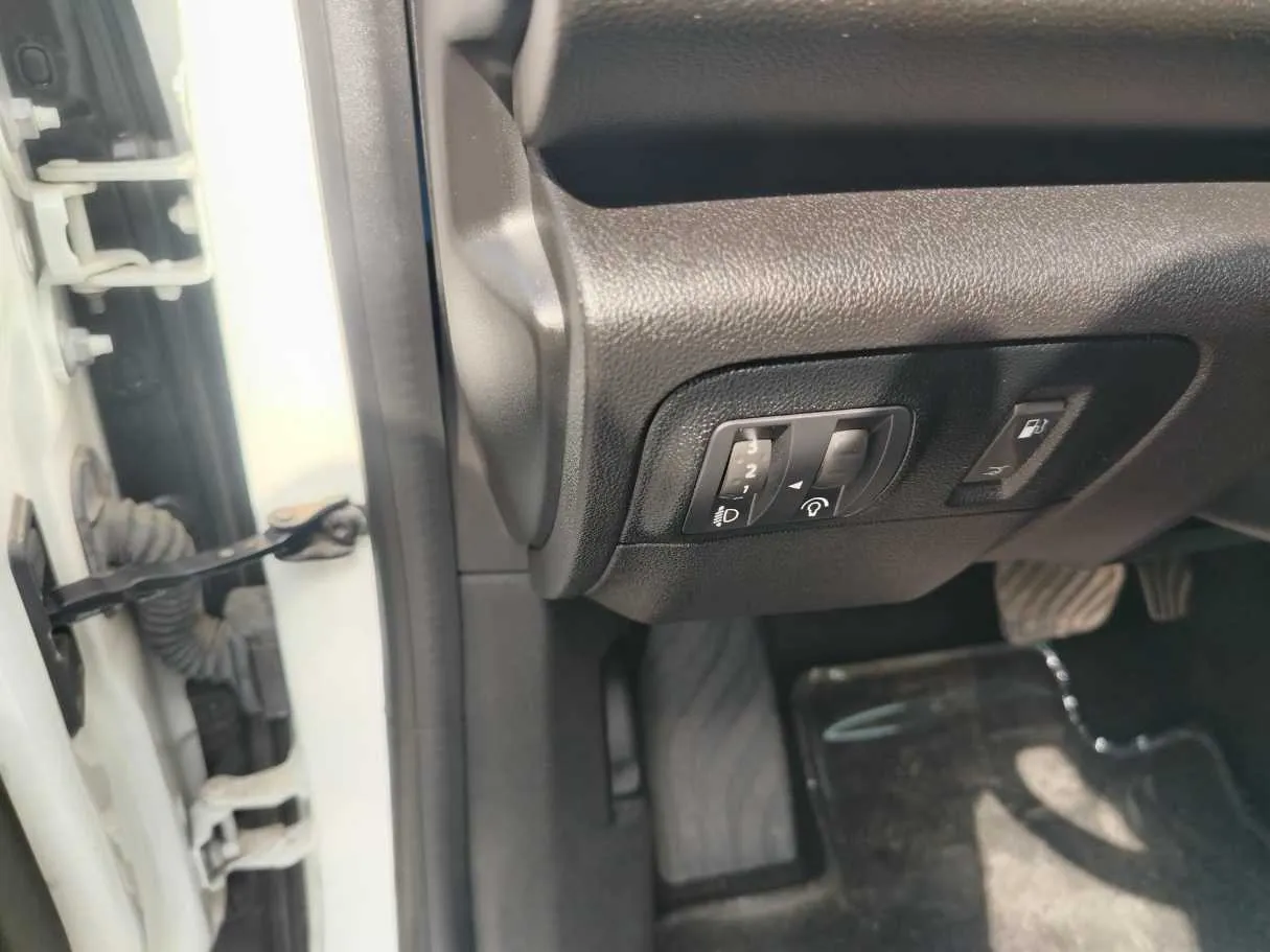 Car image 35