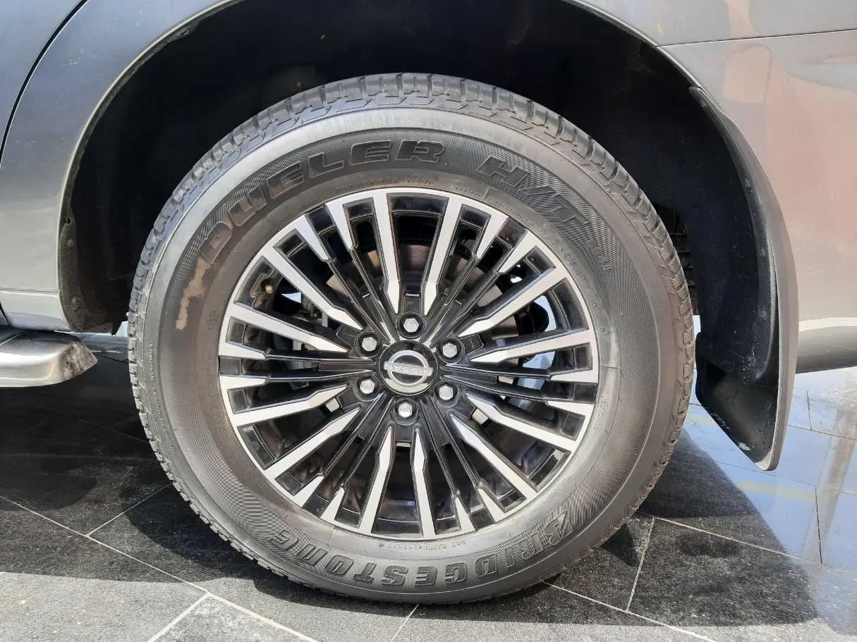 Car image 9