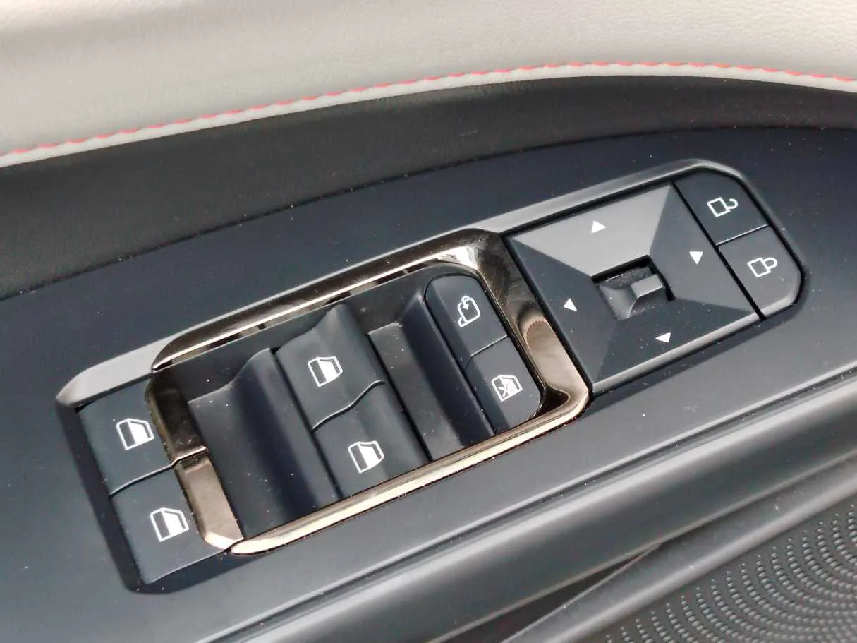Car image 30