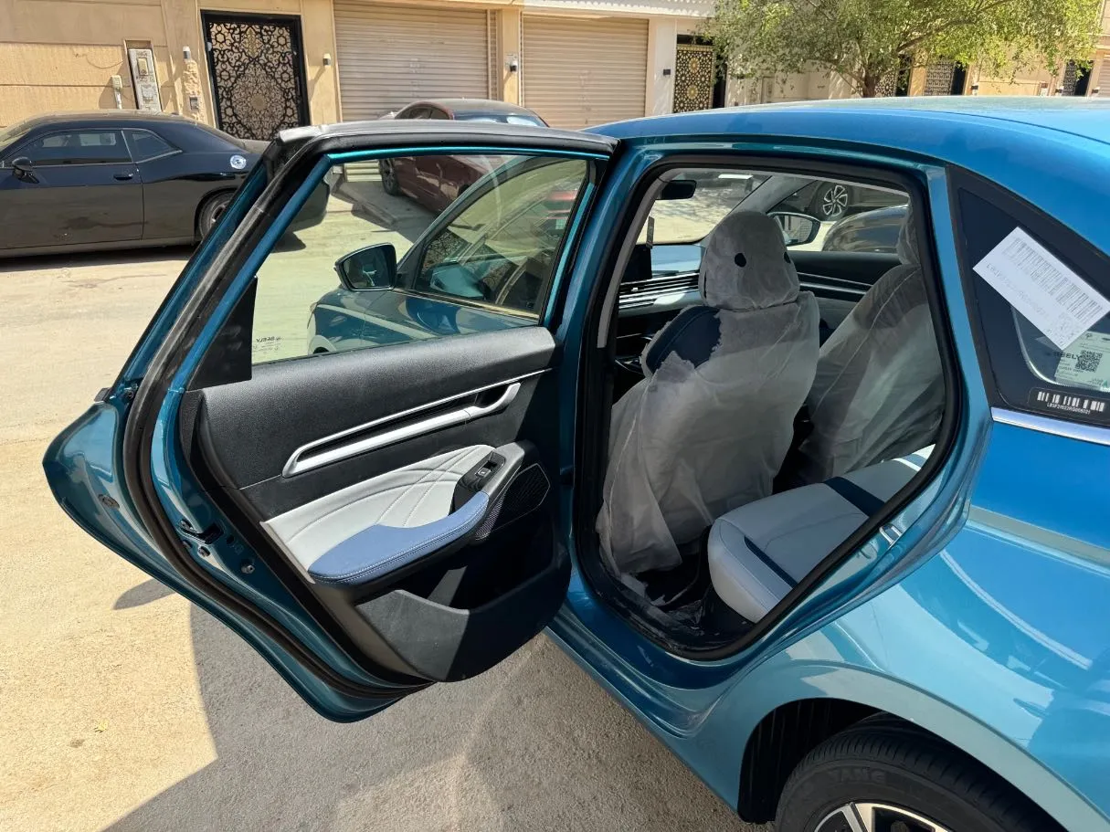 Car image 10