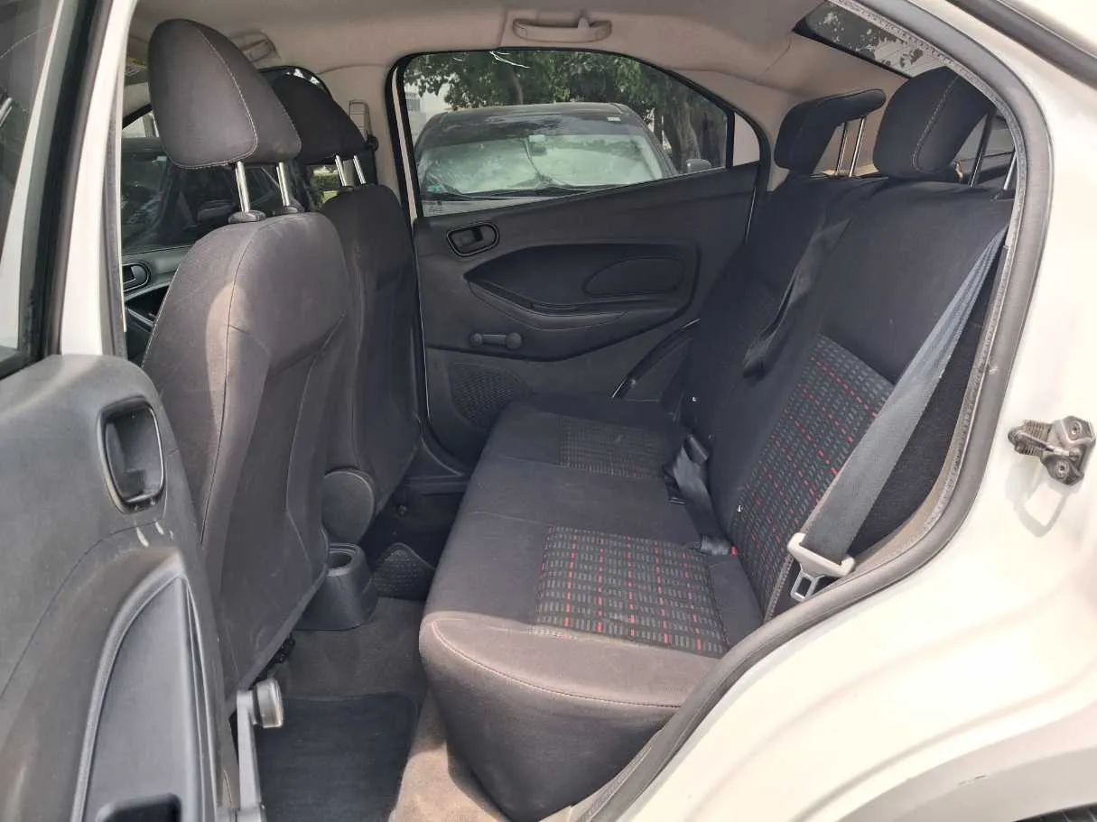 Car image 12