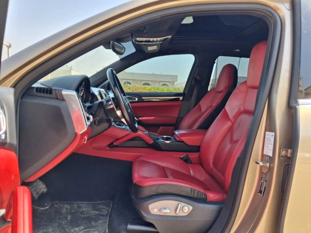 Car image 12
