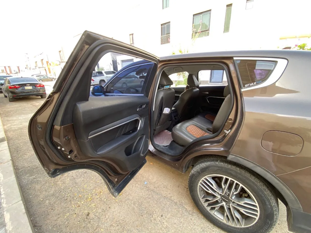 Car image 11