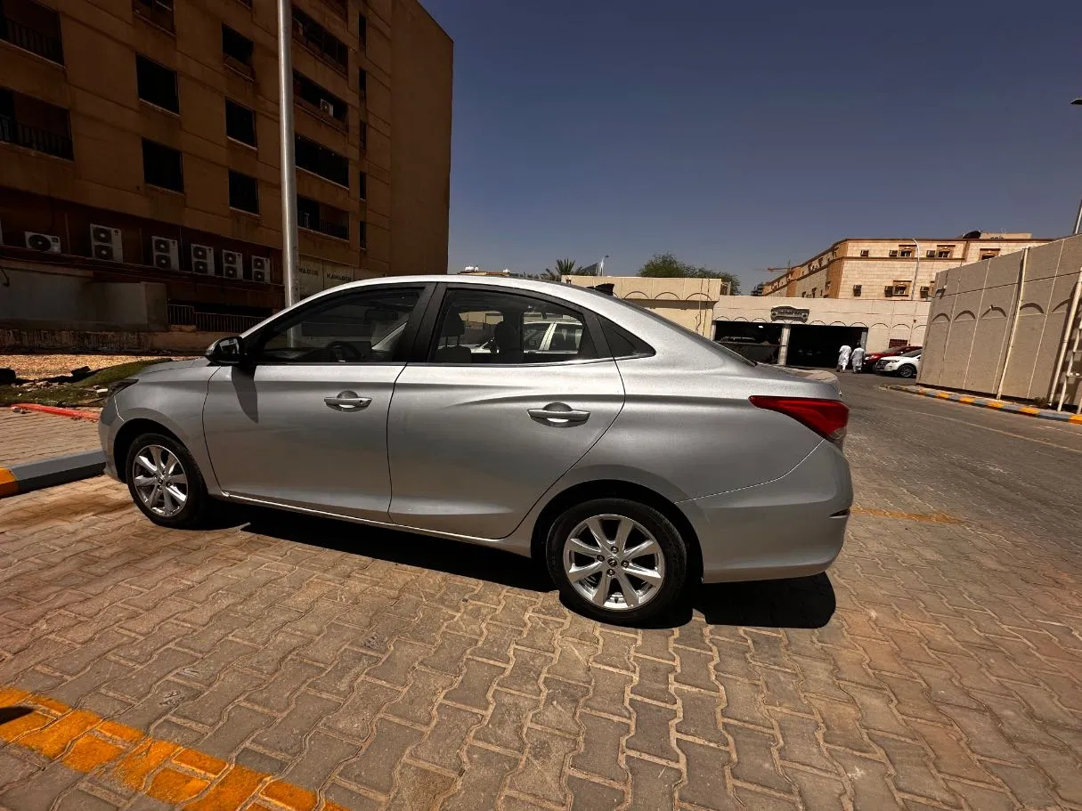Car image 8